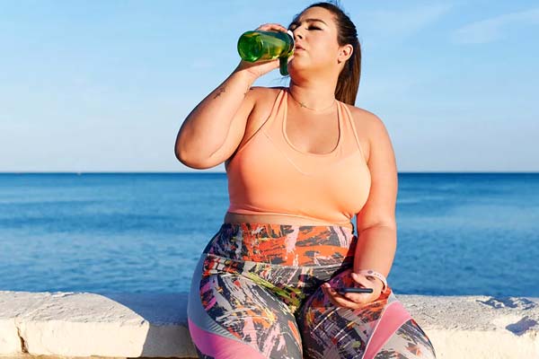 مشروبات صحية لتخسيس الكرش للنساء: خيارات فعالة وسهلة لإنقاص الوزن