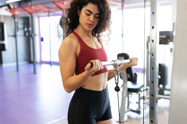 أفضل 15 تمرينًا لعضلة البايسبس للنساء