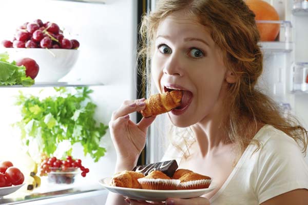 هل الإفراط في تناول الطعام يزيد الوزن؟ الإجابة من الخبراء