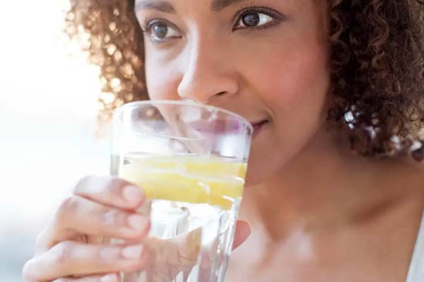 7 فوائد مذهلة لشرب ماء الليمون في الصباح لا يمكن تجاهلها