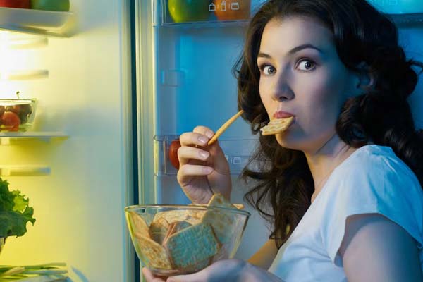 أسوأ 17 طعام تجنبي تناولهم قبل النوم: قائمة الأطعمة التي يجب عليك تجنبها لتحسين نومك